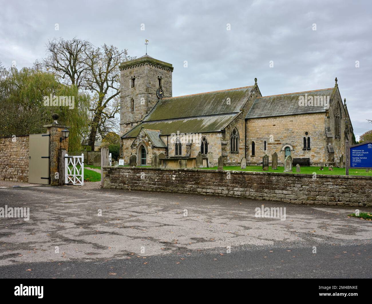 Una vista da Church Street verso la vittoriana, piazza Sassone torreggiato All Saints Church. Hovingham Foto Stock