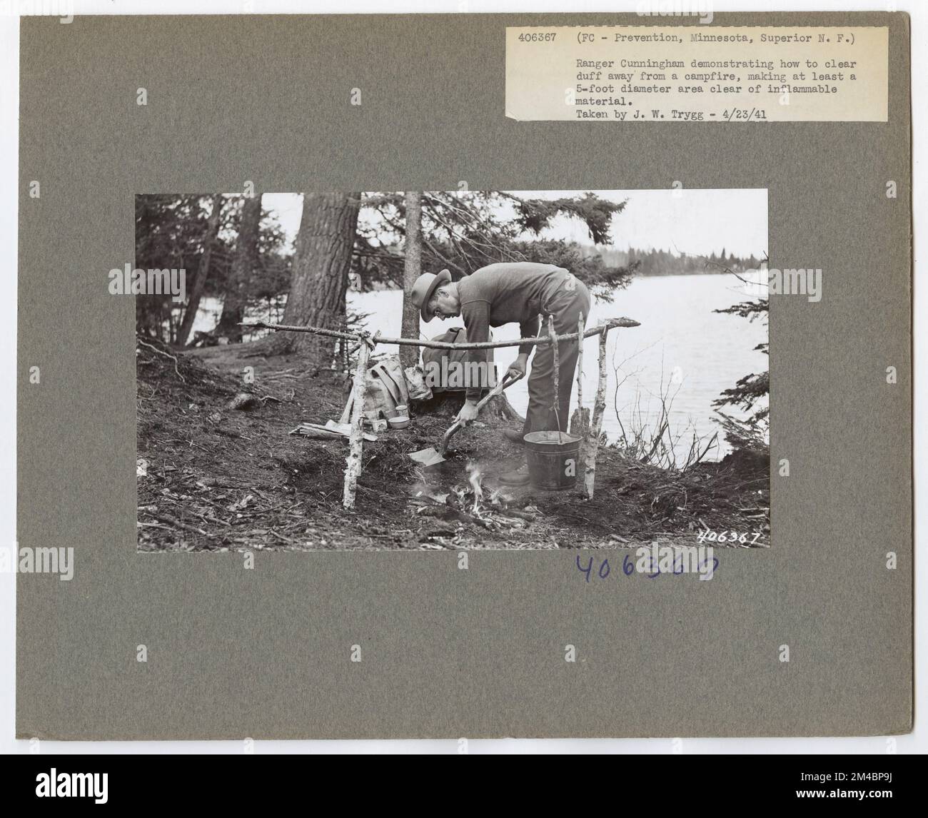 Estinguere fuochi e sigarette - tutti gli stati. Fotografie relative alle foreste nazionali, alle pratiche di gestione delle risorse, al personale e alla storia culturale ed economica Foto Stock