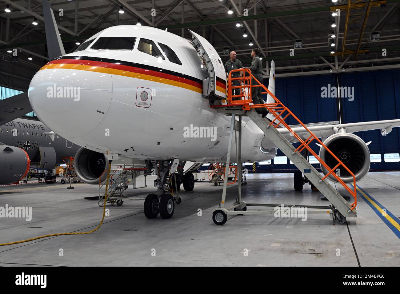 Colonia, Germania. 20th Dec, 2022. L'Airbus A319 OH si trova in un hangar dell'aeronautica tedesca. L'Airbus A319 OH sarà utilizzato in futuro per dare vita al "Trattato sui cieli aperti (OH)". In questo trattato del 1992, gli stati membri si impegnano ad avere voli di osservazione effettuati sul loro territorio nazionale da altri stati contraenti. Credit: Federico Gambarini/dpa/Alamy Live News Foto Stock