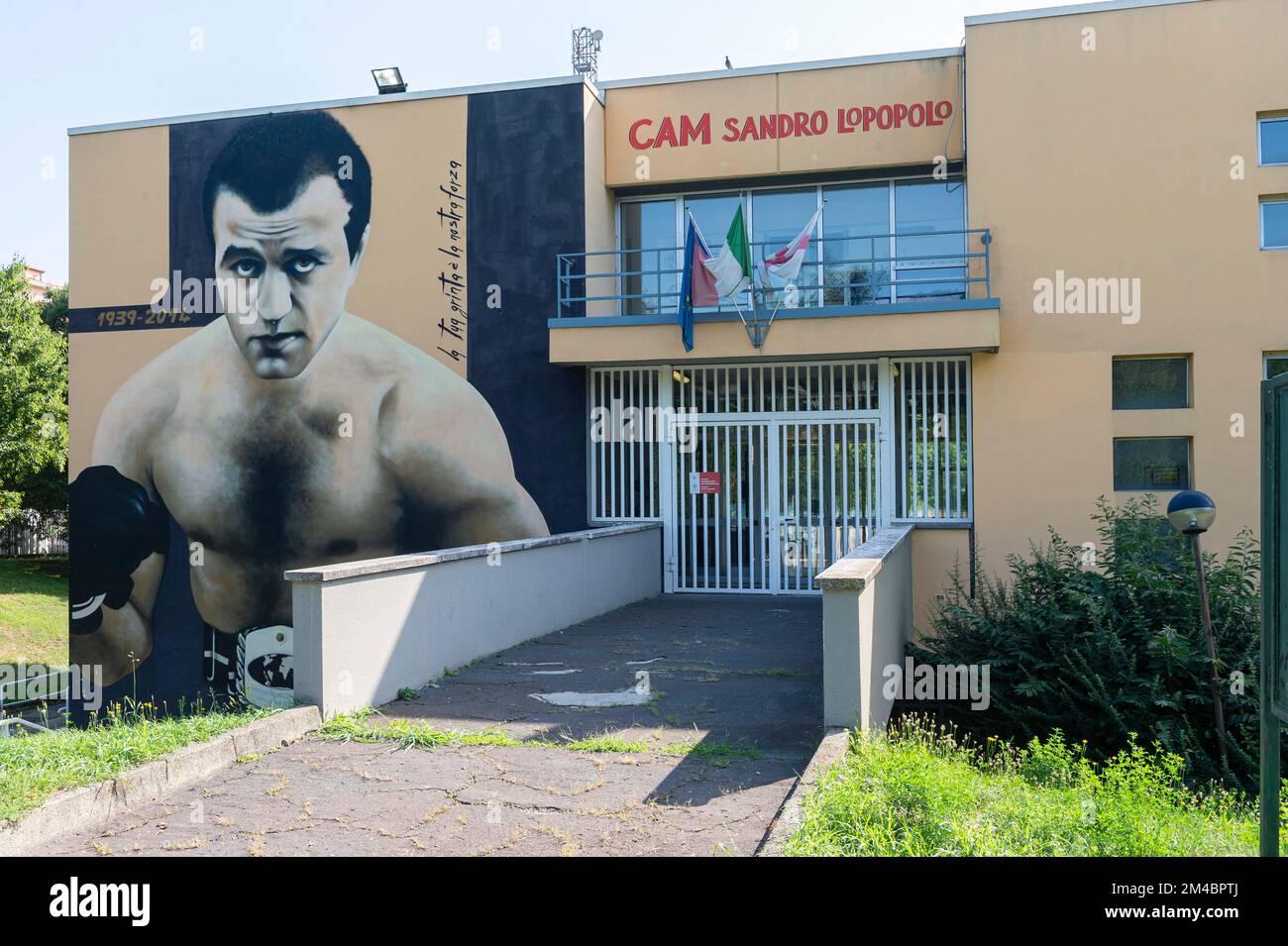 murales nel quartiere oggiaro, sandro lopicolo, milano, italia Foto Stock