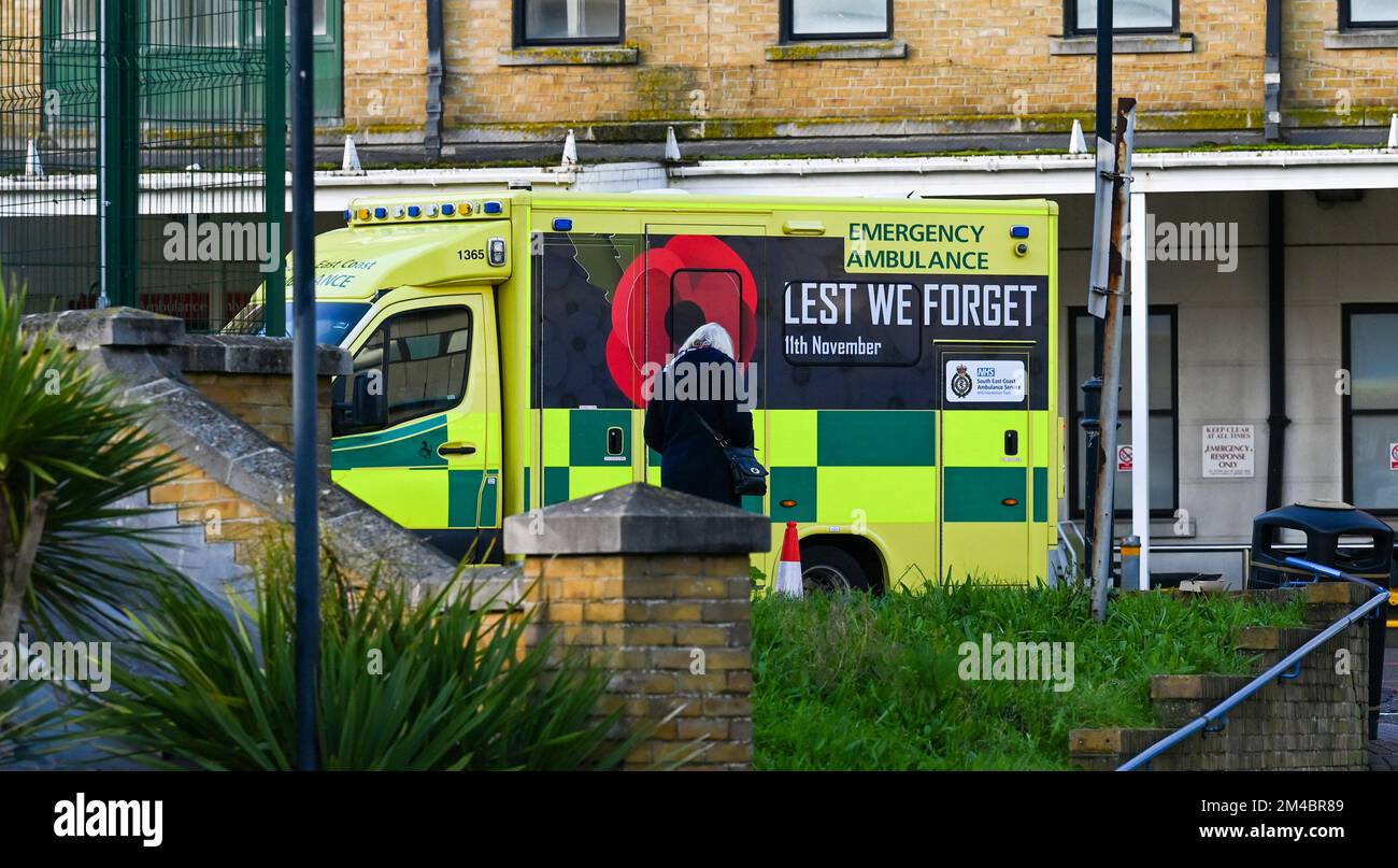 Brighton UK 20th dicembre 2022 - ambulanze NHS al di fuori del dipartimento A&e del Royal Sussex County Hospital di Brighton il giorno prima dello sciopero pianificato dai lavoratori delle ambulanze . : Credit Simon Dack / Alamy Live News Foto Stock