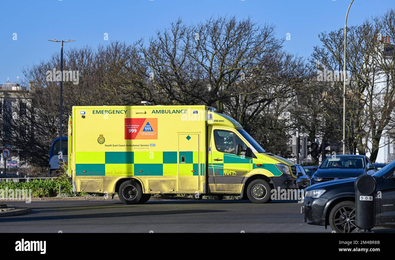 Brighton UK 20th dicembre 2022 - un'ambulanza di NHS con le relative luci di emergenza blu che lampeggiano guida attraverso Brighton il giorno prima dello sciopero previsto dai lavoratori dell'ambulanza. : Credit Simon Dack / Alamy Live News Foto Stock