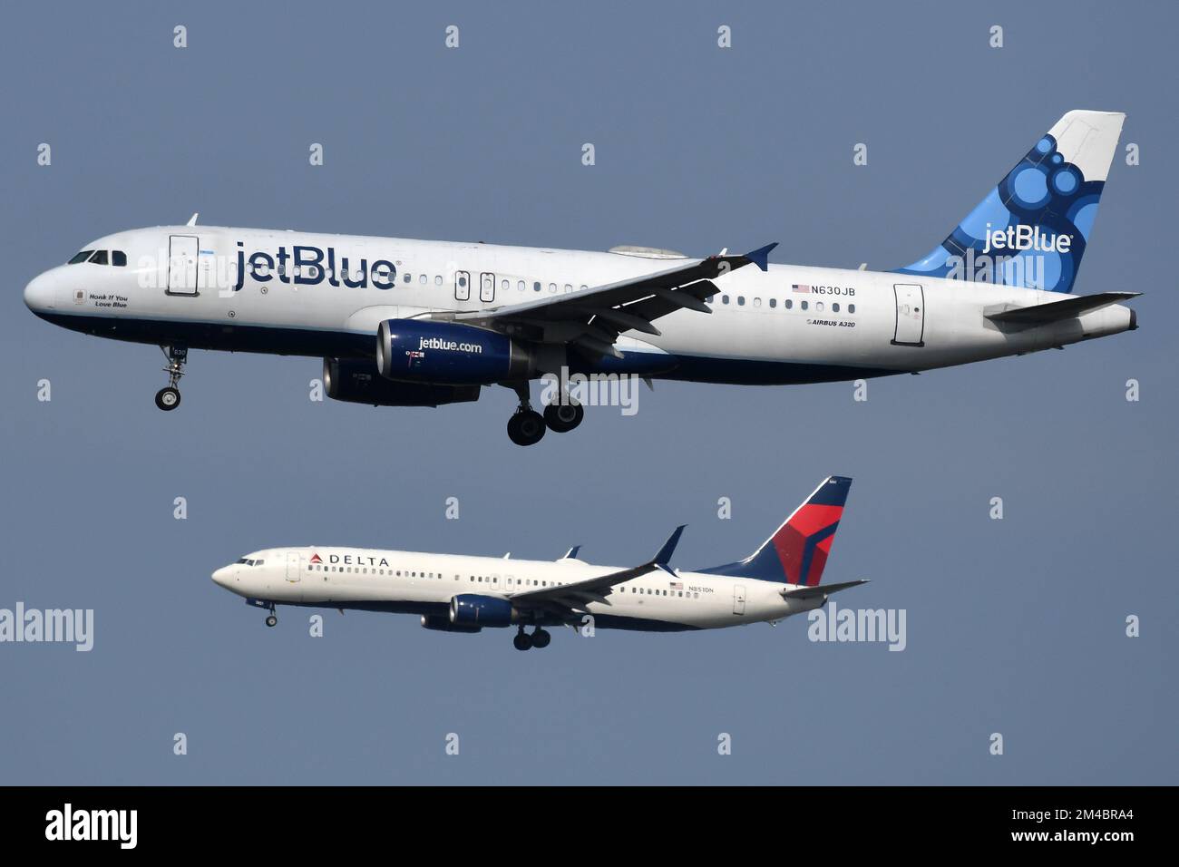 JETBLUE AIRBUS A320 E DELTA BOEING 737-800 IN PARALLELO ALLE PISTE 22L E 22R DELL'AEROPORTO JFK DI NEW YORK. Foto Stock