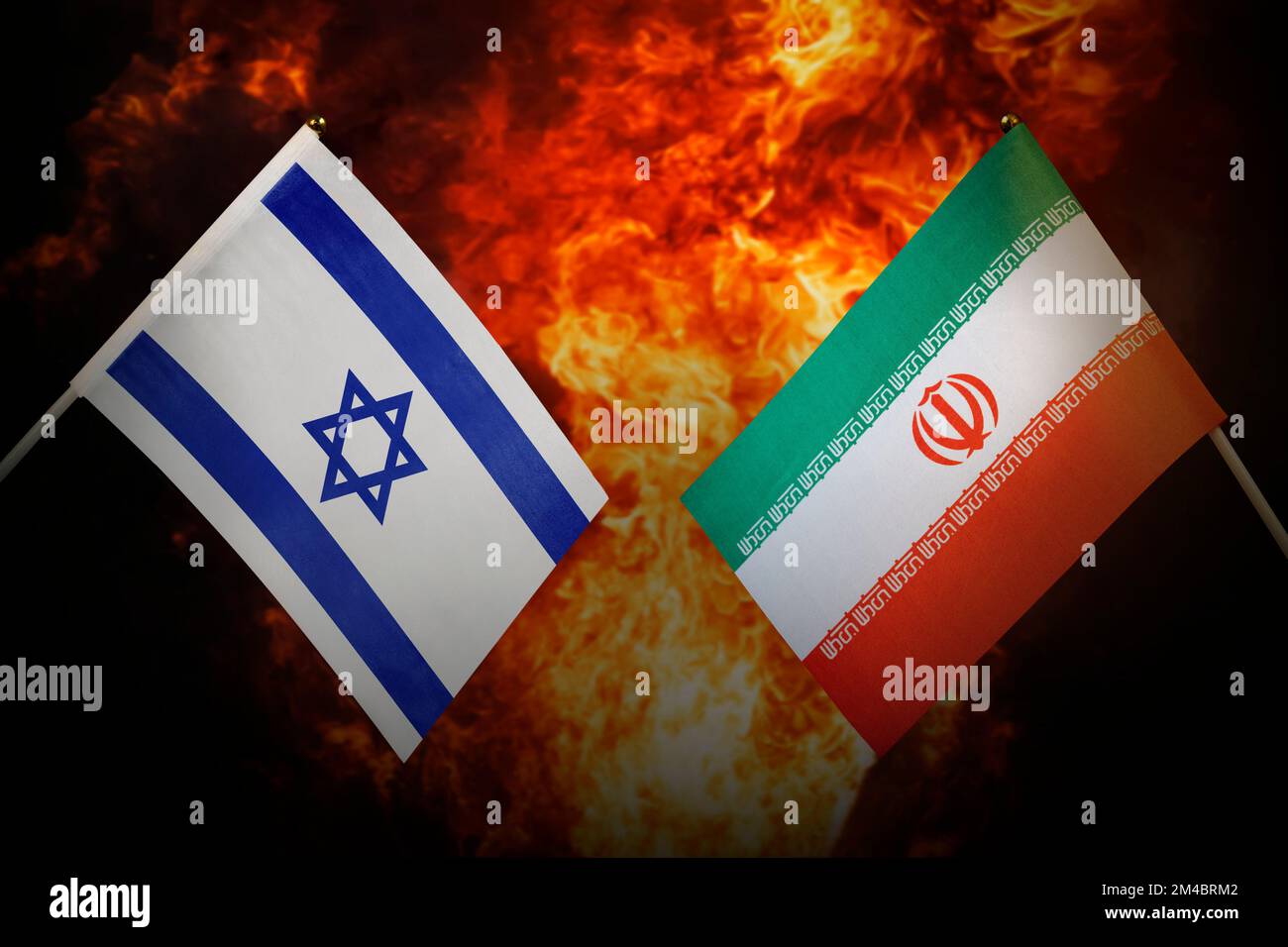 Bandiere dell'iran e di Israele d'america sullo sfondo di un'esplosione di fuoco. Il concetto di inimicizia e di guerra tra i paesi. Rela politica tesa Foto Stock