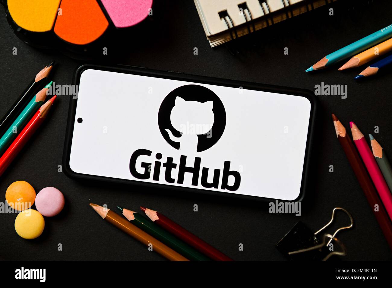 Polonia. 17th Dec, 2022. In questa immagine, sullo smartphone viene visualizzato il logo GitHub. (Foto di Mateusz Slodkowski/SOPA Images/Sipa USA) Credit: Sipa USA/Alamy Live News Foto Stock