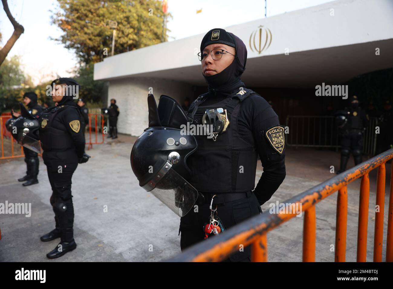 Città del Messico, Messico. 19th Dec, 2022. 19 dicembre 2022, Città del Messico, Messico: Guardie di polizia Ambasciata iraniana in Messico durante la protesta delle donne che chiedono il rilascio del calciatore Amir Nasr-Azadani, 26, condannato a morte per aver sostenuto le proteste per i diritti delle donne in Iran. Il 19 dicembre 2022 a Città del Messico. (Foto di Luis Cortes/ Eyepix Group/Sipa USA) Credit: Sipa USA/Alamy Live News Foto Stock