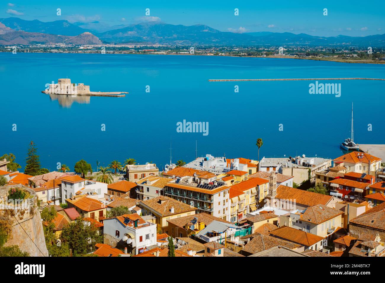 Una vista aerea del centro storico di Napflio e del castello di Bourtzi nel Mar Egeo, in Grecia Foto Stock