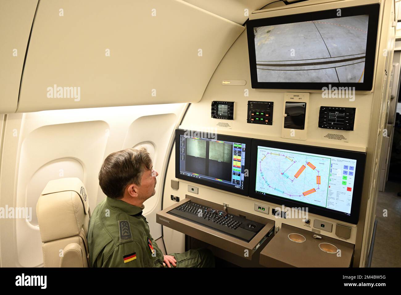 Colonia, Germania. 20th Dec, 2022. Un membro dell'equipaggio gestisce un computer a bordo dell'Airbus A319 OH. L'aeromobile sarà utilizzato in futuro per dare vita al "Trattato sui cieli aperti (OH)". In questo trattato del 1992, gli stati membri si impegnano ad avere voli di osservazione effettuati sul loro territorio nazionale da altri stati contraenti. Credit: Federico Gambarini/dpa/Alamy Live News Foto Stock