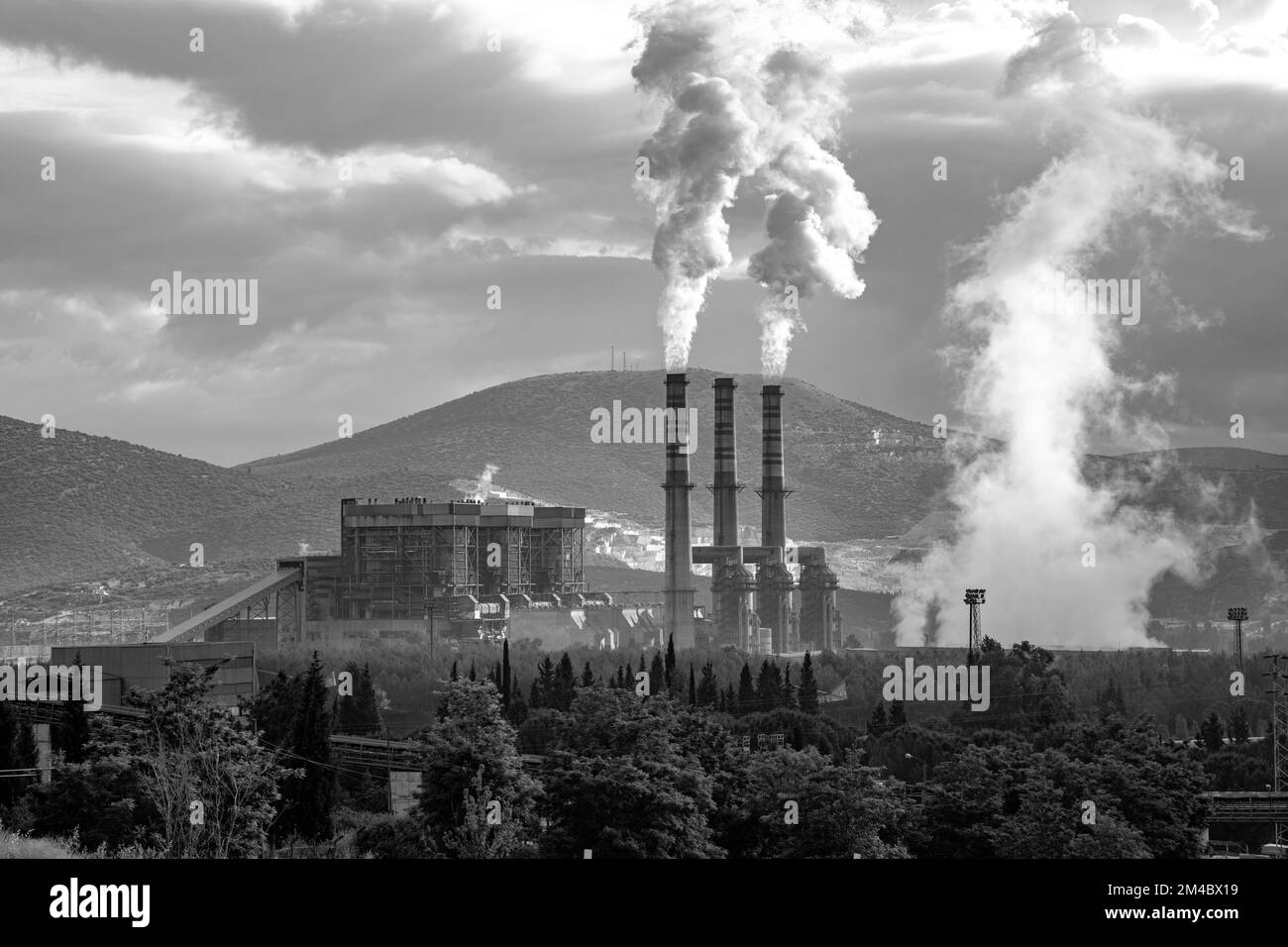 Centrale termica Yatagan e comignoli per centrali elettriche Foto Stock