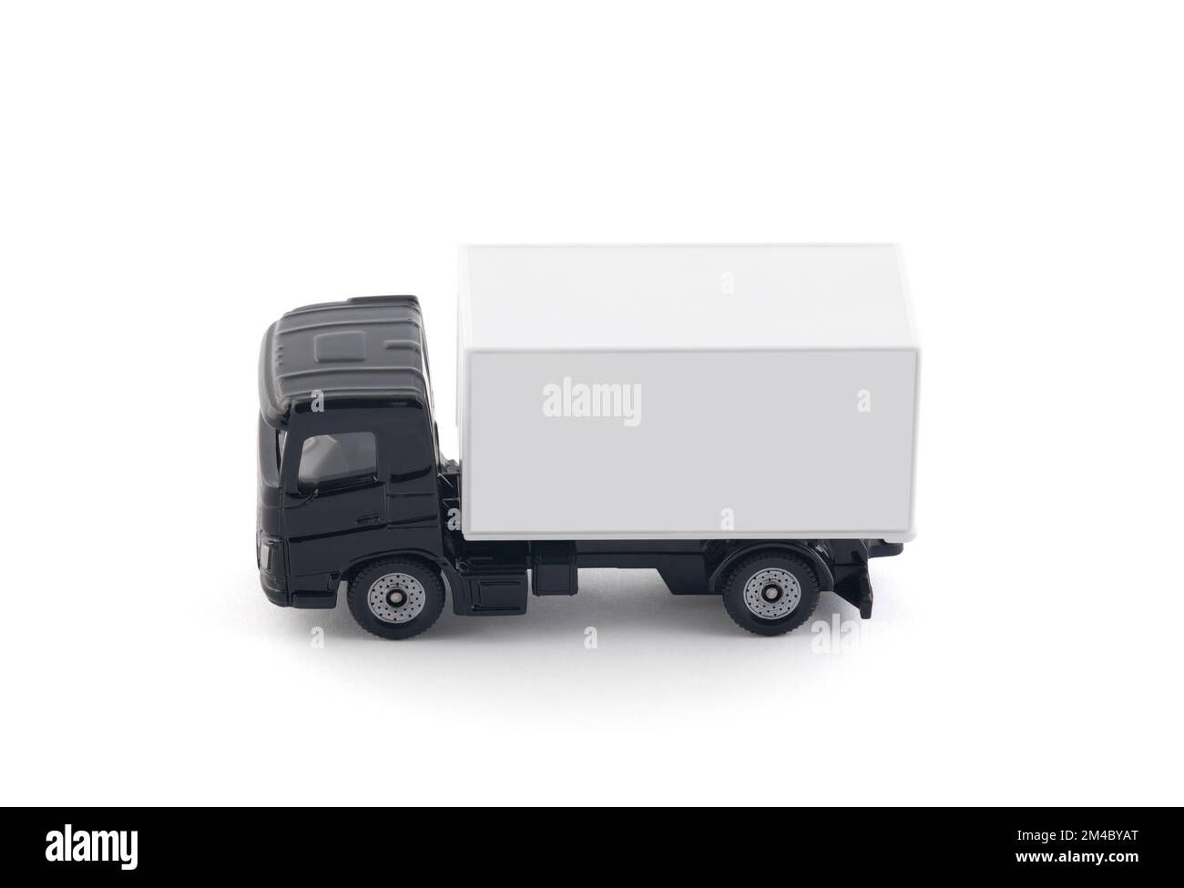 Camion di consegna del carico in miniatura isolato su sfondo bianco con percorso di aggancio Foto Stock Camion di consegna del carico in miniatura isolato su sfondo bianco con percorso di aggancio Foto Stock