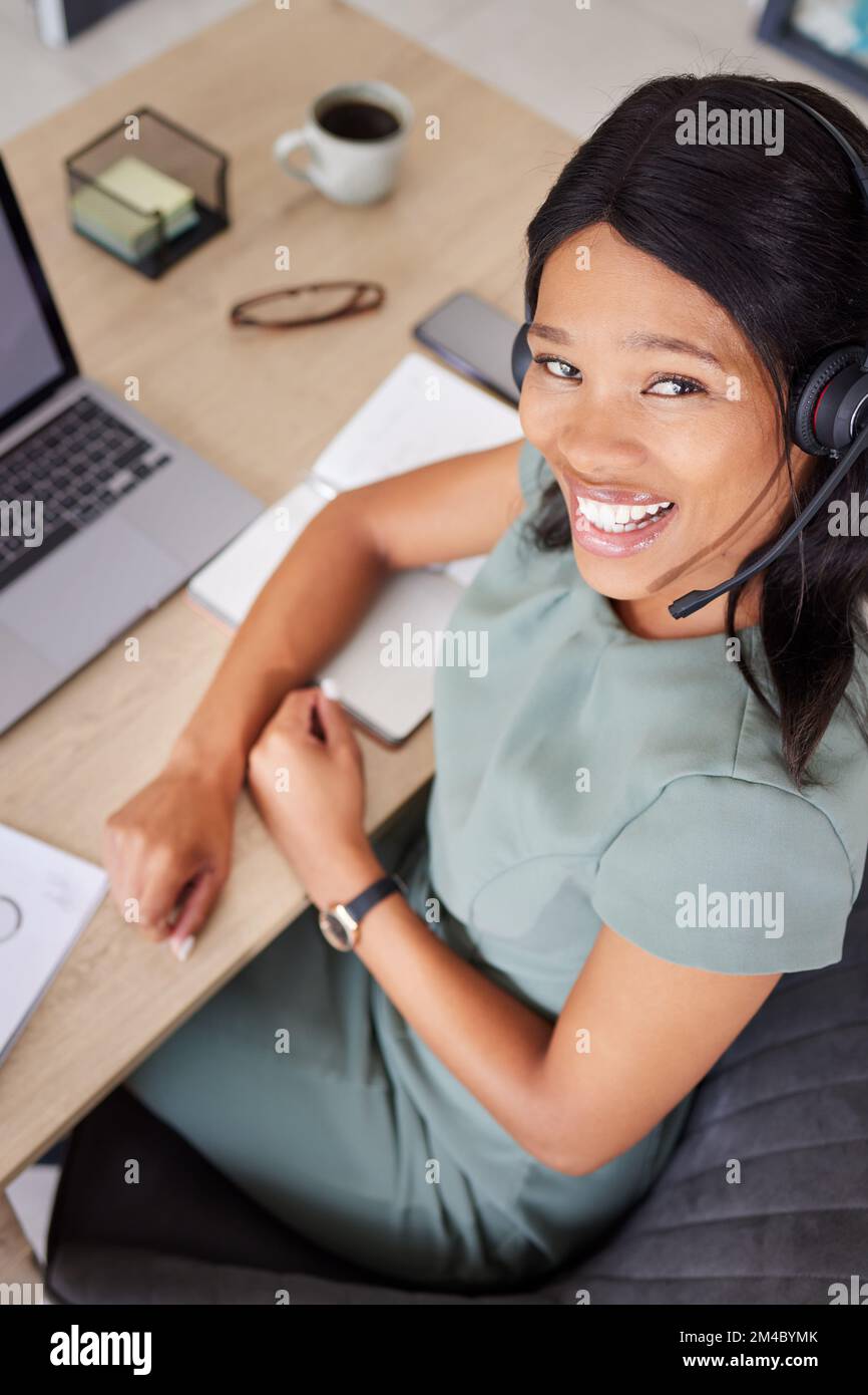 Donna nera, ufficio e call center in ritratto per la comunicazione aziendale, la gestione dell'e-commerce e il telemarketing. Consulente africano, virtuale Foto Stock