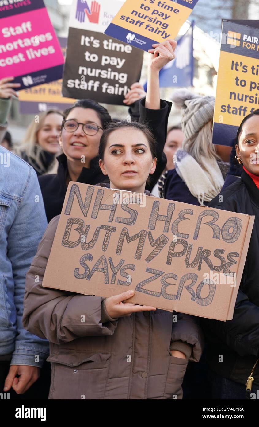 I membri del Royal College of Nursing (RCN) sulla linea del picket al di fuori del St Thomas' Hospital, nel centro di Londra, mentre gli infermieri in Inghilterra, Galles e Irlanda del Nord intraprendono un'azione industriale oltre la retribuzione. Data immagine: Martedì 20 dicembre 2022. Foto Stock