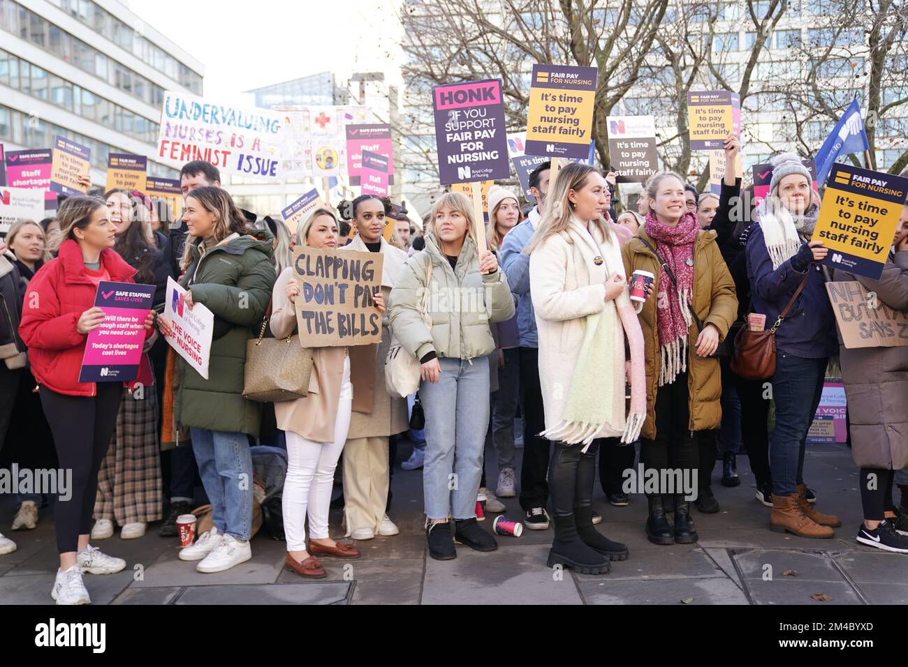 I membri del Royal College of Nursing (RCN) sulla linea del picket al di fuori del St Thomas' Hospital, nel centro di Londra, mentre gli infermieri in Inghilterra, Galles e Irlanda del Nord intraprendono un'azione industriale oltre la retribuzione. Data immagine: Martedì 20 dicembre 2022. Foto Stock