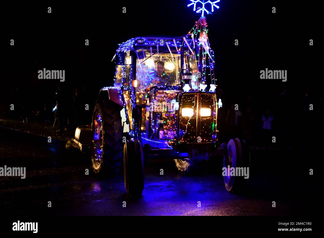 Banbury; Oxfordshire, Inghilterra, Regno Unito. 17 dicembre 2022. Gente che costeggiano le strade nel villaggio di Milcombe. Credit: Melvin Green/Alamy Live News. Foto Stock