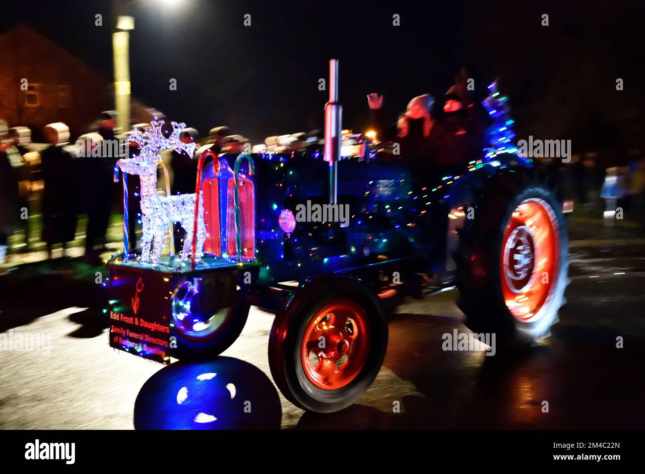 Banbury; Oxfordshire, Inghilterra, Regno Unito. 17 dicembre 2022. Gente che costeggiano le strade nel villaggio di Milcombe. Credit: Melvin Green/Alamy Live News. Foto Stock