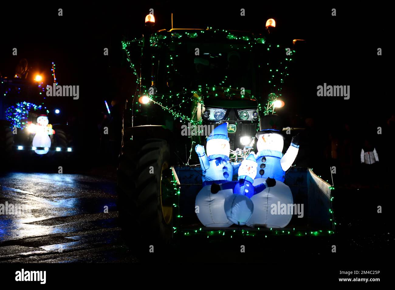 Banbury; Oxfordshire, Inghilterra, Regno Unito. 17 dicembre 2022. Gente che costeggiano le strade nel villaggio di Milcombe. Credit: Melvin Green/Alamy Live News. Foto Stock