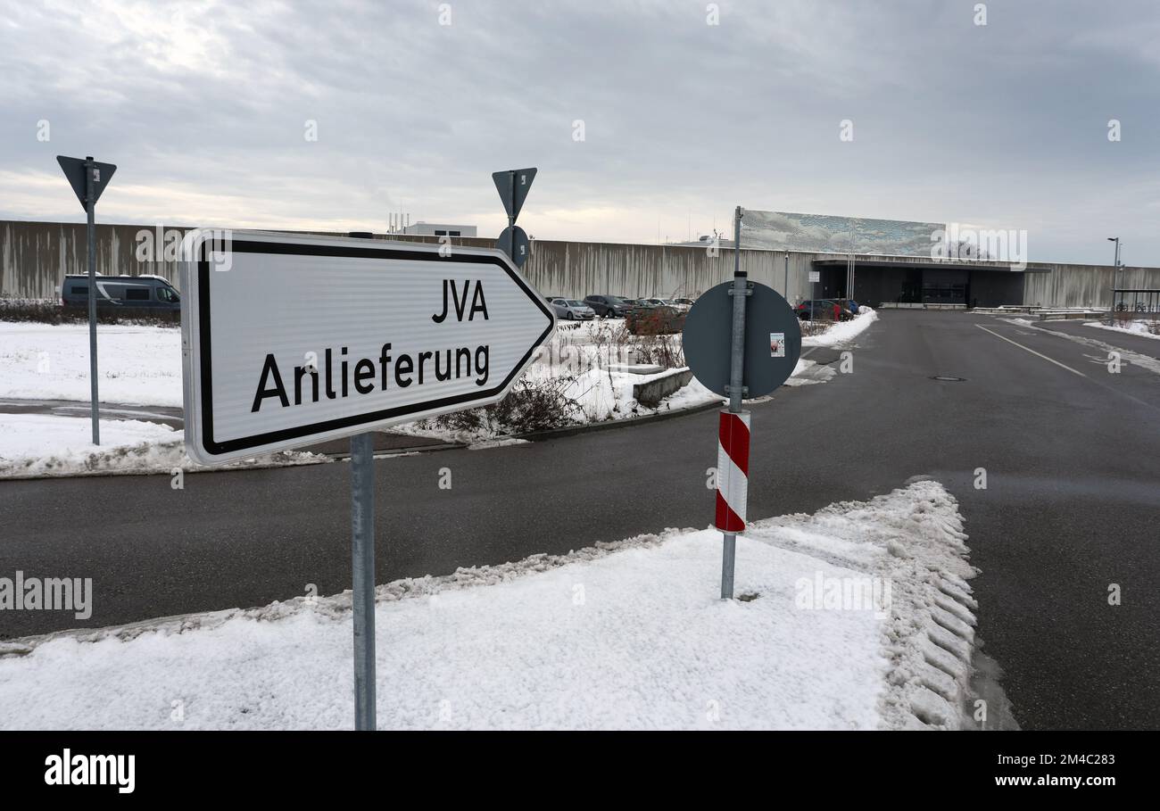 20 dicembre 2022, Baviera, Gablingen: 'JVA Anlieferung' può essere letto su un cartello di fronte alla prigione di Gablingen. Dopo circa due anni e mezzo nella prigione di alta sicurezza di Burg, l'assassino estremista e antisemita di destra di Halle sta ora servendo del tempo presso la struttura correttiva di Gablingen. Foto: Karl-Josef Hildenbrand/dpa Foto Stock