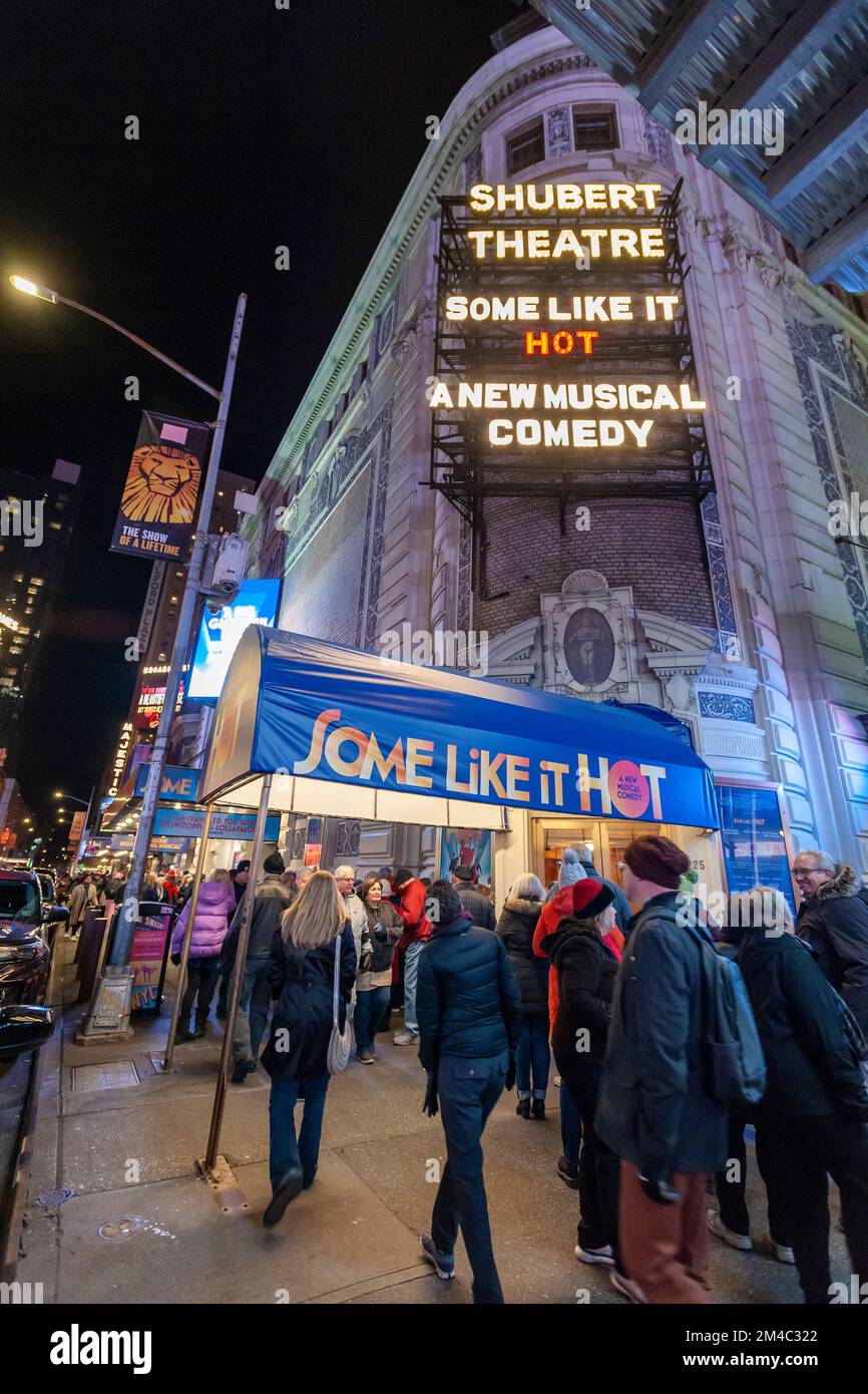 I teatergoer si allineano per entrare in una rappresentazione di alcuni Like IT Hot al Teatro Shubert nel quartiere dei teatri di Broadway a New York mercoledì 14 dicembre 2022. (© Richard B. Levine) Foto Stock