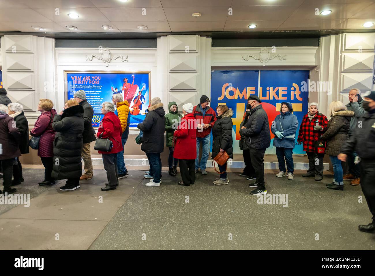 I teatergoer si allineano per entrare in una rappresentazione di alcuni Like IT Hot al Teatro Shubert nel quartiere dei teatri di Broadway a New York mercoledì 14 dicembre 2022. (© Richard B. Levine) Foto Stock