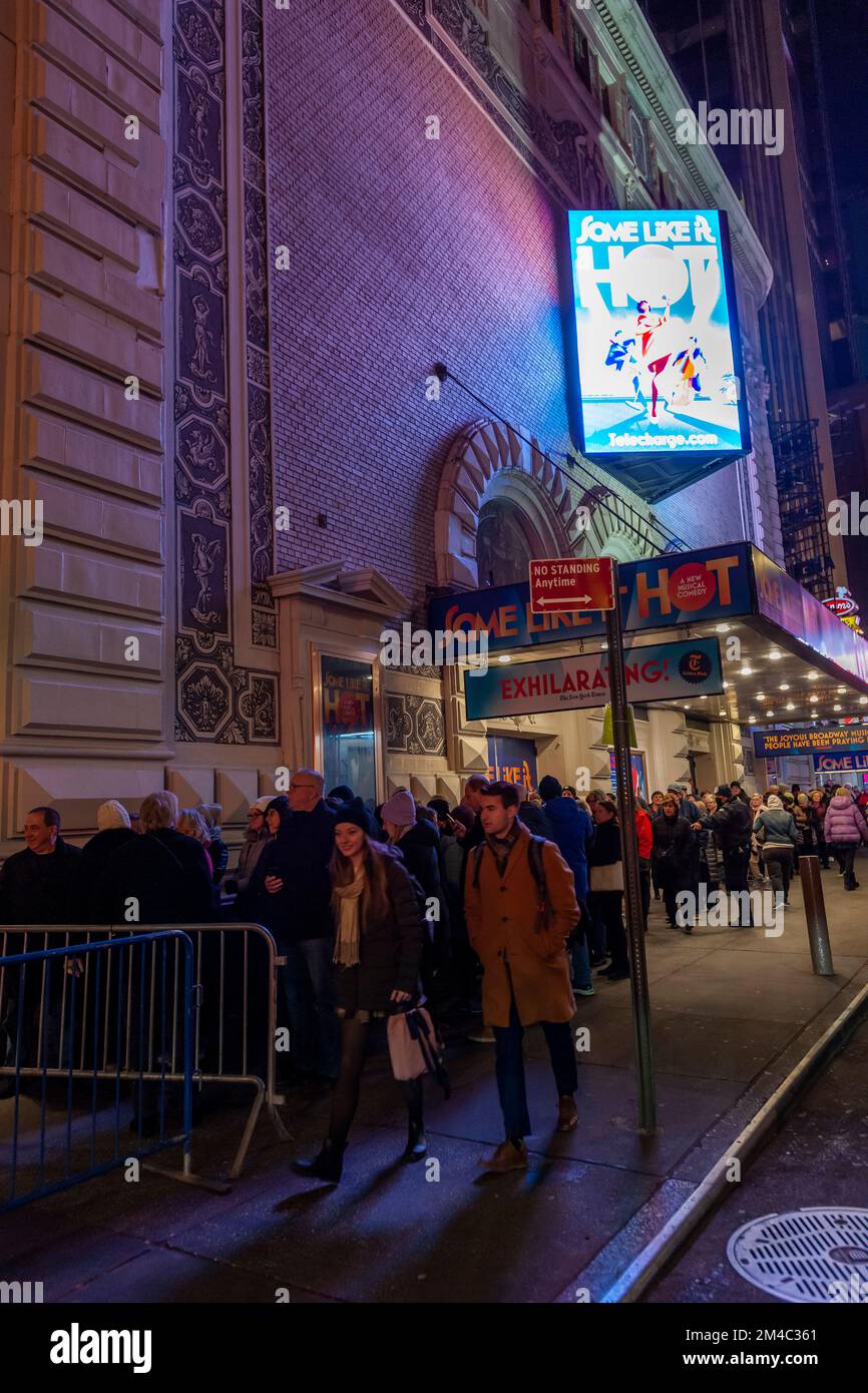 I teatergoer si allineano per entrare in una rappresentazione di alcuni Like IT Hot al Teatro Shubert nel quartiere dei teatri di Broadway a New York mercoledì 14 dicembre 2022. (© Richard B. Levine) Foto Stock