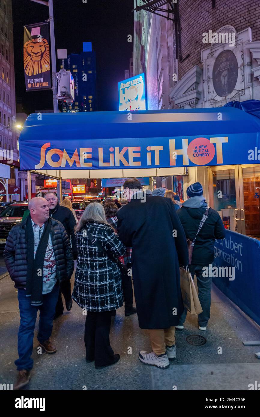 I teatergoer si allineano per entrare in una rappresentazione di alcuni Like IT Hot al Teatro Shubert nel quartiere dei teatri di Broadway a New York mercoledì 14 dicembre 2022. (© Richard B. Levine) Foto Stock
