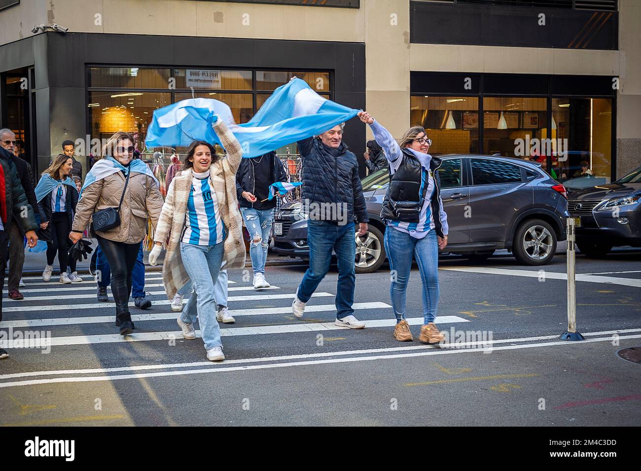 Gli appassionati di calcio argentini e i loro sostenitori festeggiano domenica 18 dicembre 2022 a Midtown Manhattan a New York dopo che l'Argentina sconfigge la Francia in un emozionante gioco per vincere la Coppa del mondo FIFA. (© Richard B. Levine) Foto Stock
