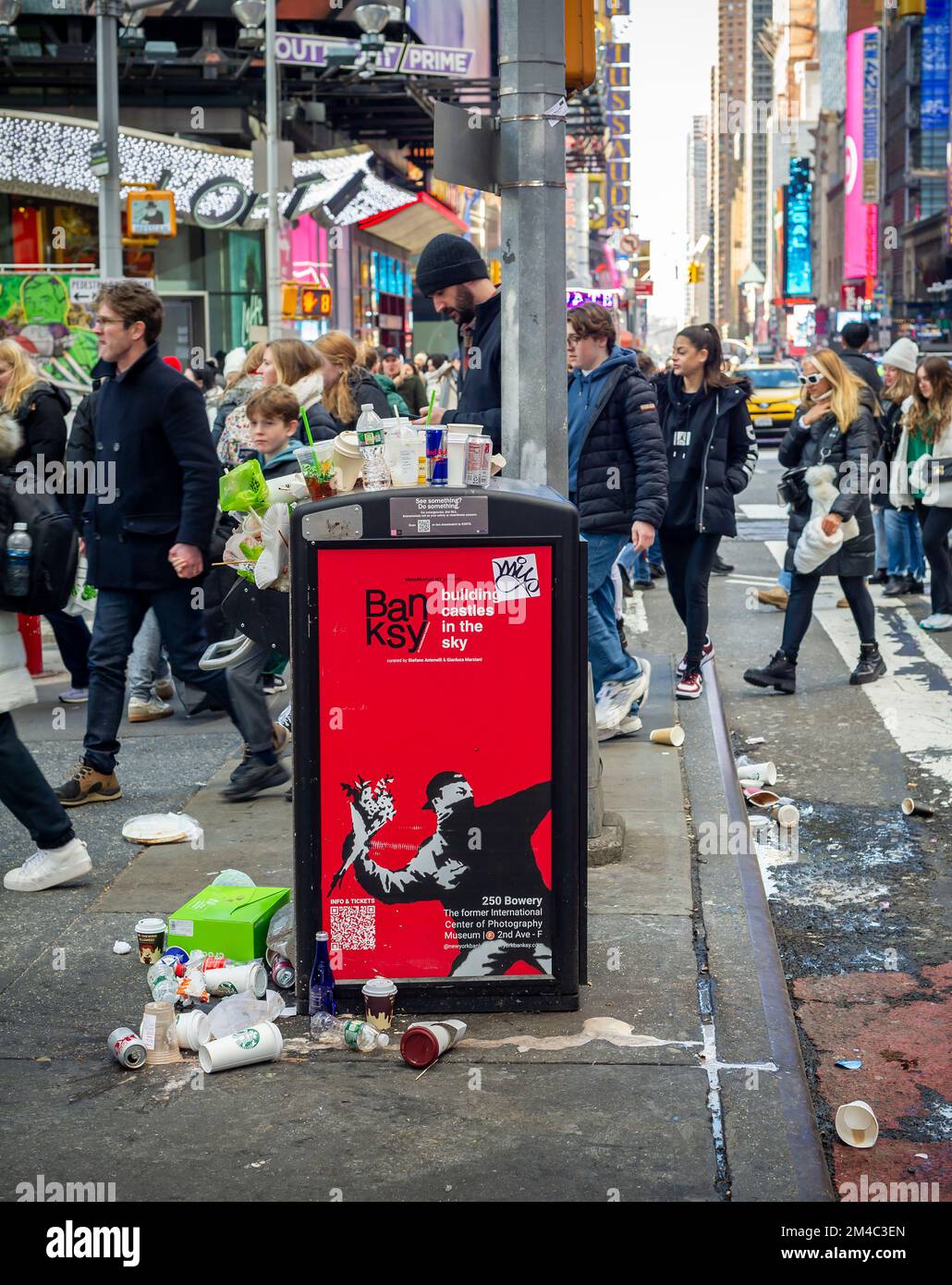 Traboccante cestino di strada a Times Square a New York Domenica, 18 dicembre 2022. (© Richard B. Levine) Foto Stock
