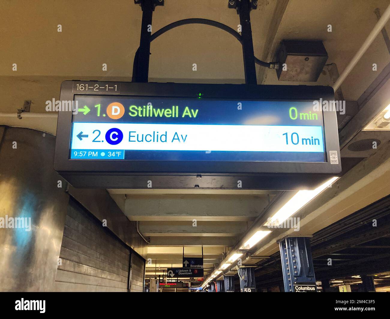 Un orologio digitale per il conto alla rovescia installato nella stazione Columbus Circle-59th Street nella metropolitana di New York mercoledì 14 dicembre 2022. La Riders Alliance e altri gruppi di advocacy stanno chiedendo allo Stato di New York di finanziare un servizio più frequente (© Frances M. Roberts) Foto Stock