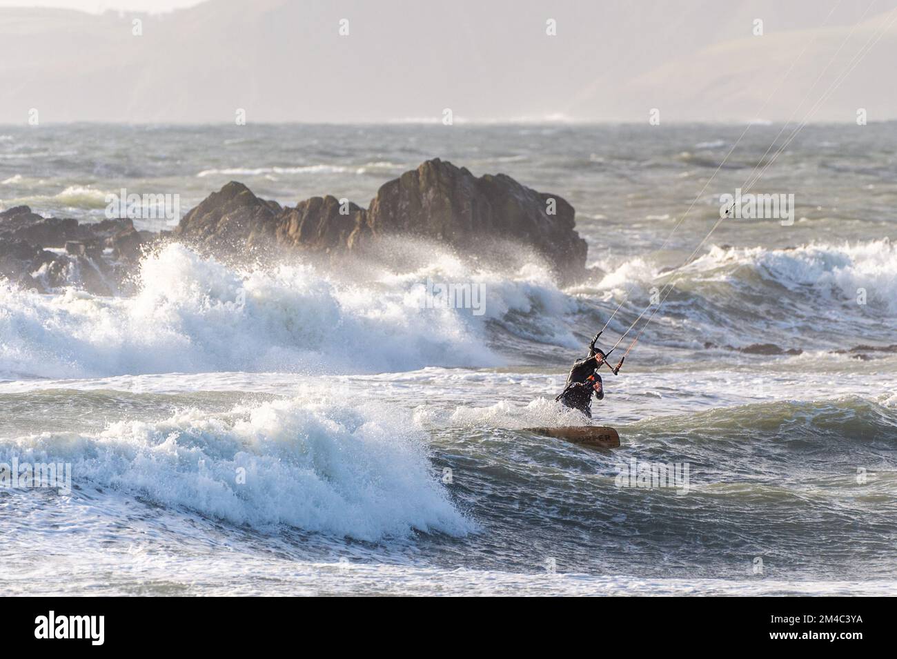 Garretstown, West Cork, Irlanda. 20th Dec, 2022. I kite surfisti erano in vigore oggi a Garretstown Beach, sfruttando al massimo i venti alti, che hanno colpito 35KMH. Credit: AG News/Alamy Live News Foto Stock