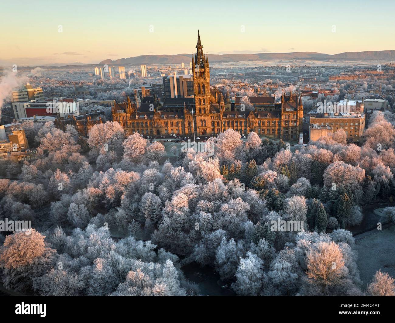 Ripresa aerea dell'Università di Glasgow con gli alberi nel Kelvingrove Park coperto da brina nel mese di dicembre. Foto Stock