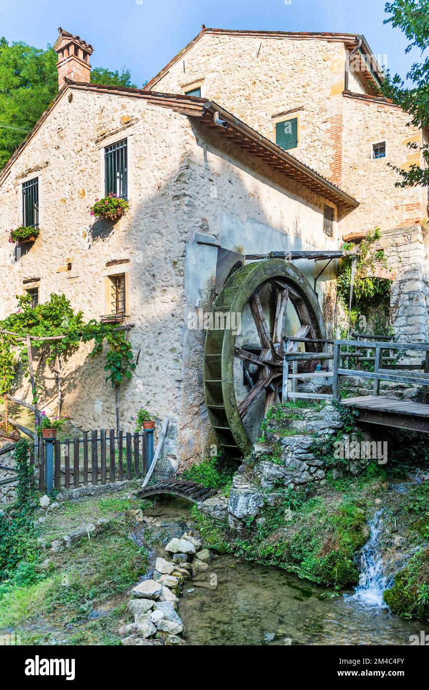valle dei mulini ad acqua: torrente e mulino ad acqua, mossano, italia Foto Stock