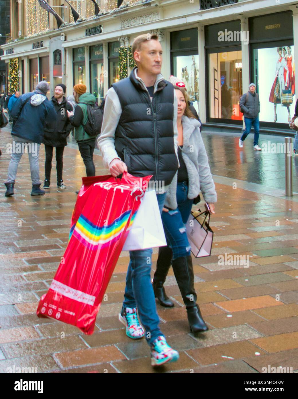 Glasgow, Scozia, Regno Unito 20th dicembre 2022. Lo shopping natalizio ha visto il miglio di stile della scozia, via buchanan diventare un mare di borse per gli amanti dello shopping. Credit Gerard Ferry/Alamy Live News Foto Stock