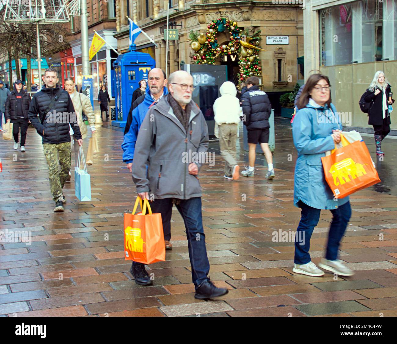 Glasgow, Scozia, Regno Unito 20th dicembre 2022. Lo shopping natalizio ha visto il miglio di stile della scozia, via buchanan diventare un mare di borse per gli amanti dello shopping. Credit Gerard Ferry/Alamy Live News Foto Stock