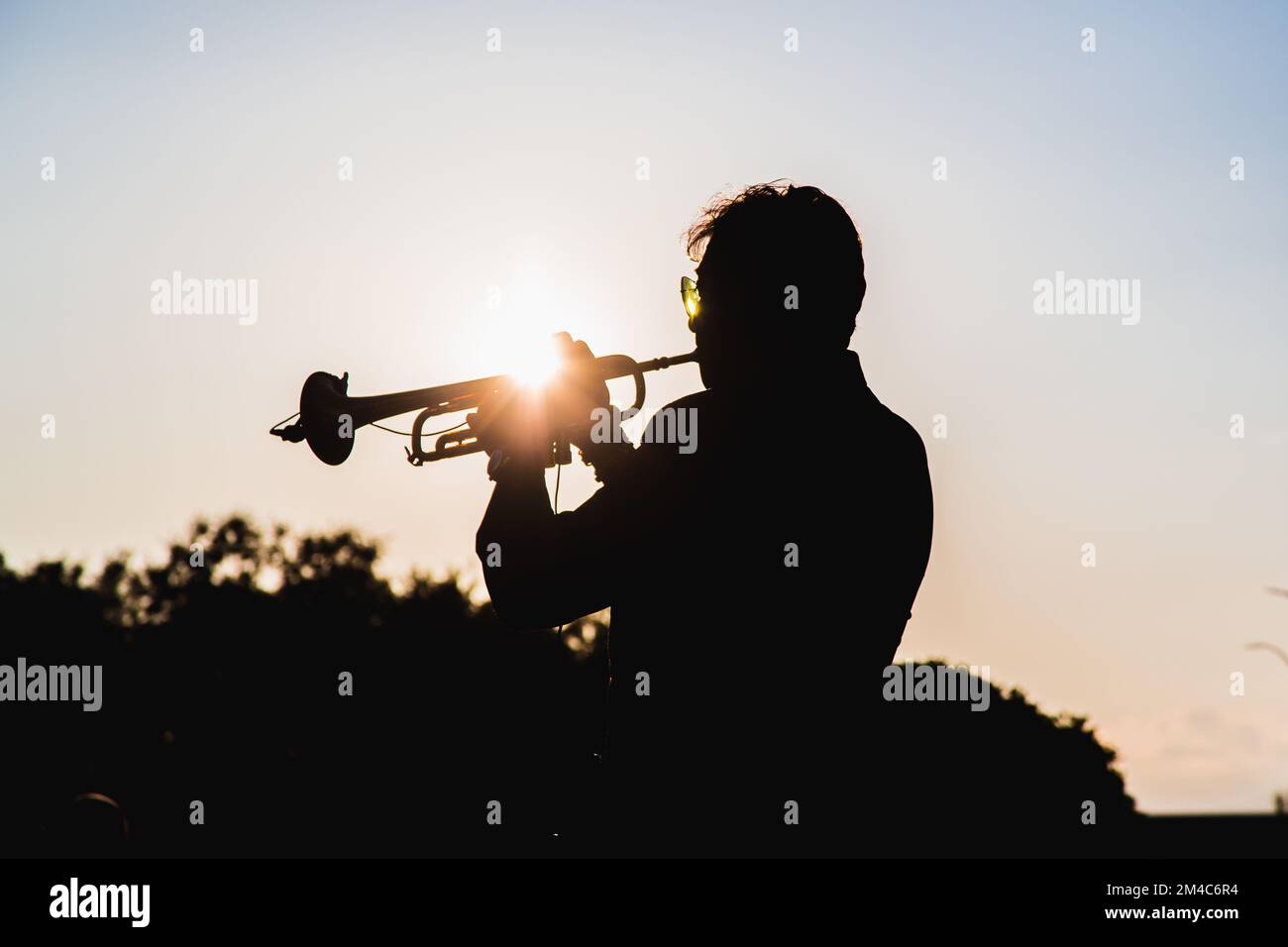 L'uomo suonare la tromba Foto Stock