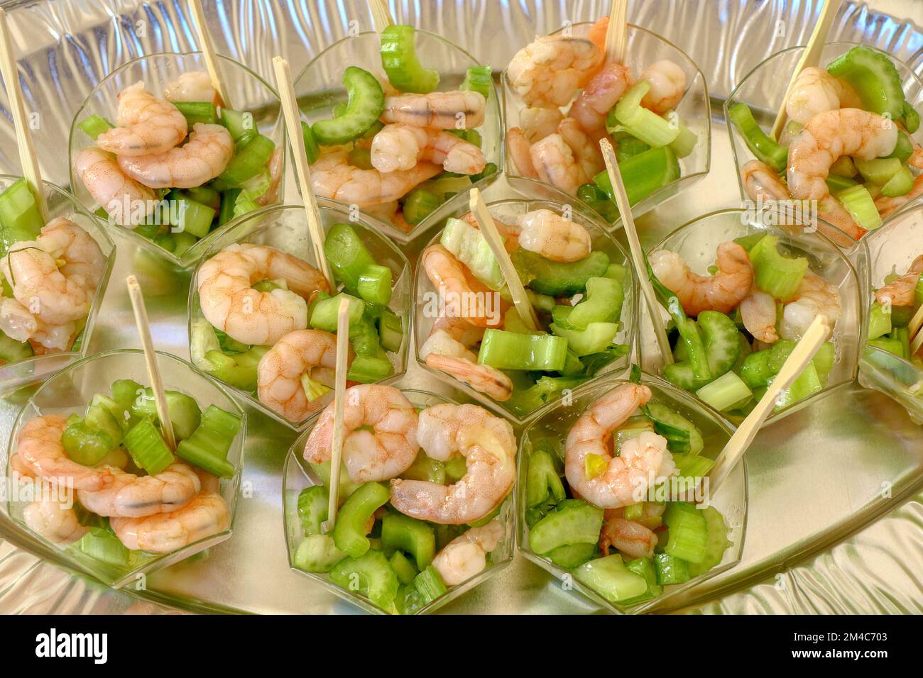 Finger food. Porzioni di gamberetti crudi con sedano Foto Stock