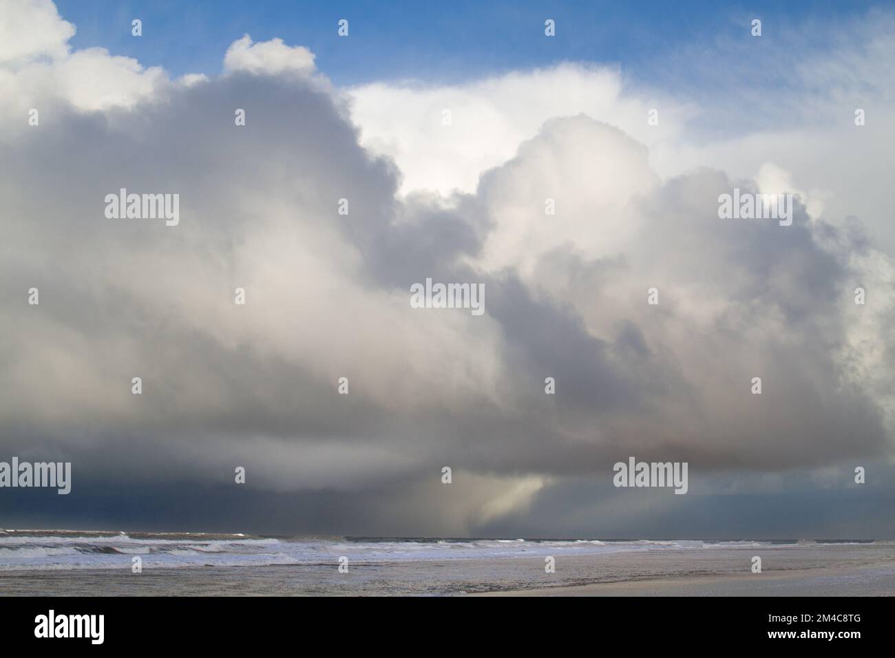 Nuvole di pioggia che si avvicinano sul mare Foto Stock