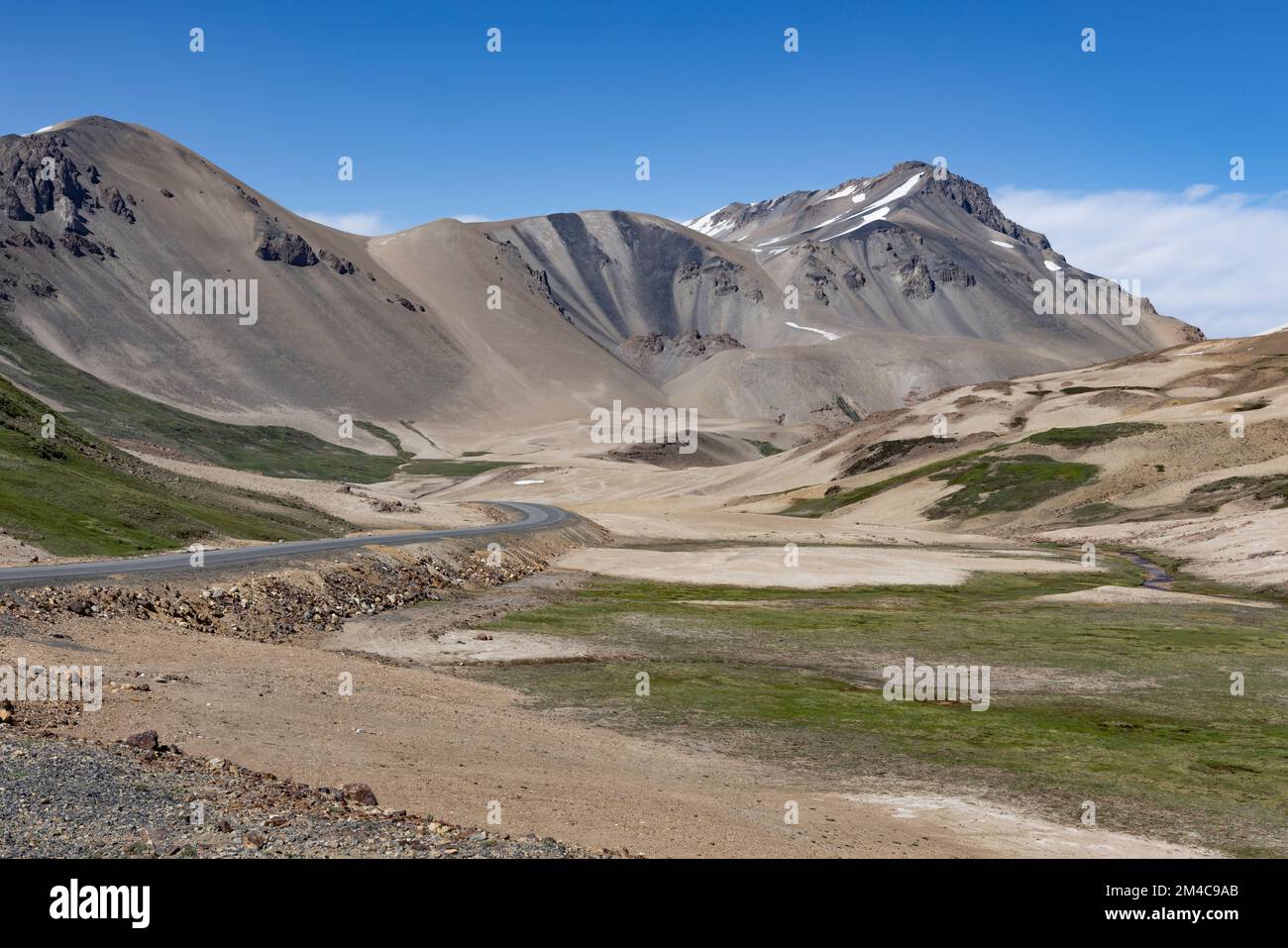 Paesaggio a Paso Pehuenche - attraversando il confine dall'Argentina al Cile durante il viaggio in Sud America Foto Stock
