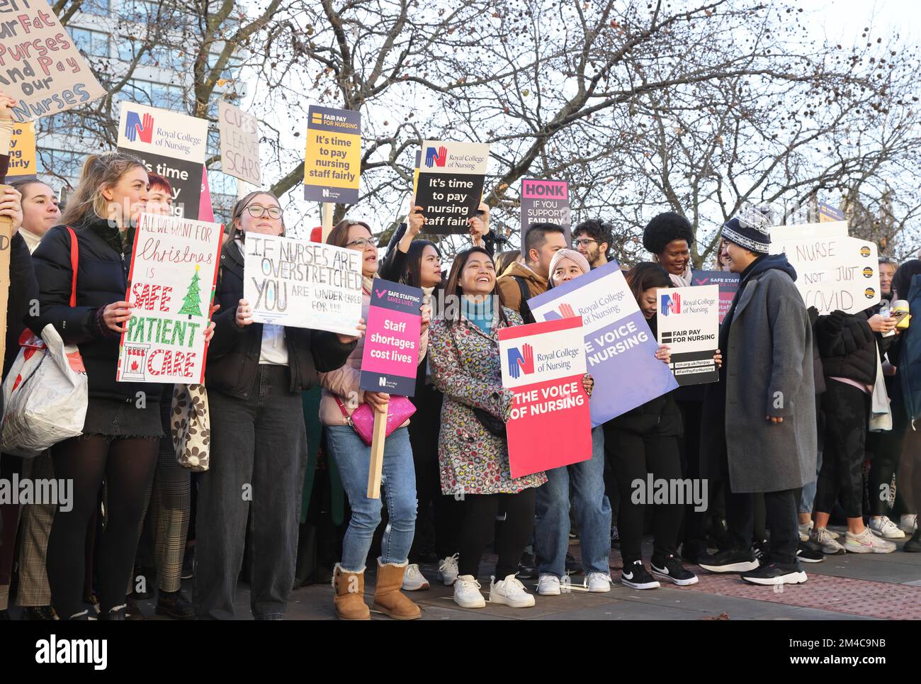 Londra, Regno Unito. 20th dicembre 2022. Infermieri che colpiscono per il secondo giorno fuori dal St Thomas's Hospital sul Westminster Bridge. Molte persone si sono radicate e hanno dato supporto al personale dell'NHS. Credit: Monica Wells/Alamy Live News Foto Stock