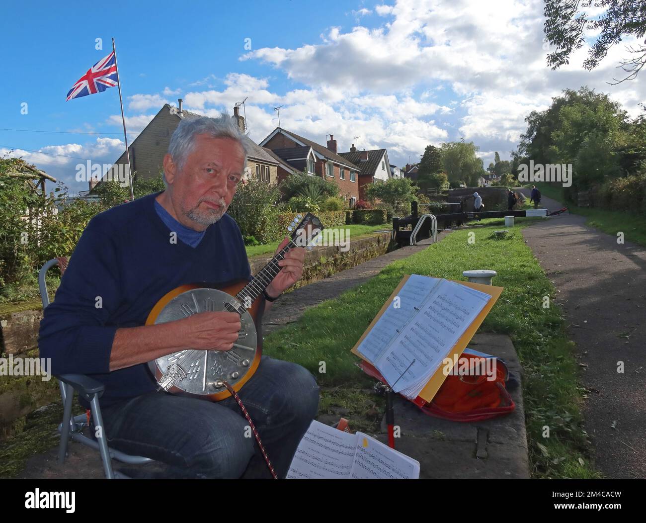 Musicisti sul sentiero del canale Peak Forest, volo di blocco, Marple, Stockport, Cheshire, INGHILTERRA, REGNO UNITO, SK6 5LD Foto Stock