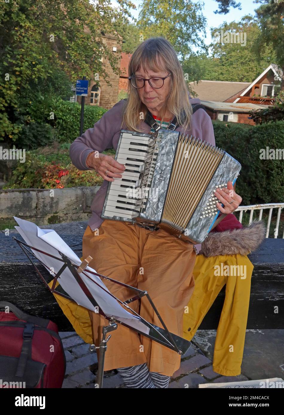 Musicisti sul sentiero del canale Peak Forest, volo di blocco, Marple, Stockport, Cheshire, INGHILTERRA, REGNO UNITO, SK6 5LD Foto Stock
