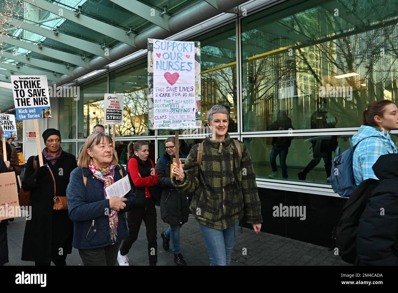 Londra, Regno Unito. 20th dicembre 2022. Fair Pay for Nurses marzo per il personale NHS nella loro lotta per restituire il nostro servizio sanitario alla dimostrazione di sicurezza presso l'University College Hospital, Euston Road. Foto Stock