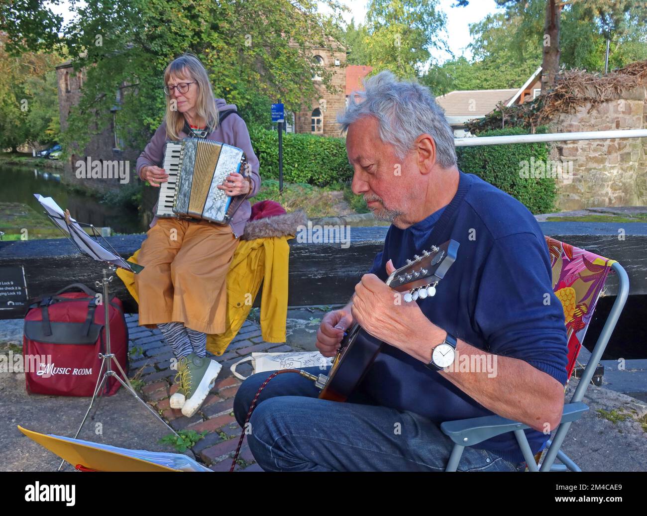 Musicisti sul sentiero del canale Peak Forest, volo di blocco, Marple, Stockport, Cheshire, INGHILTERRA, REGNO UNITO, SK6 5LD Foto Stock