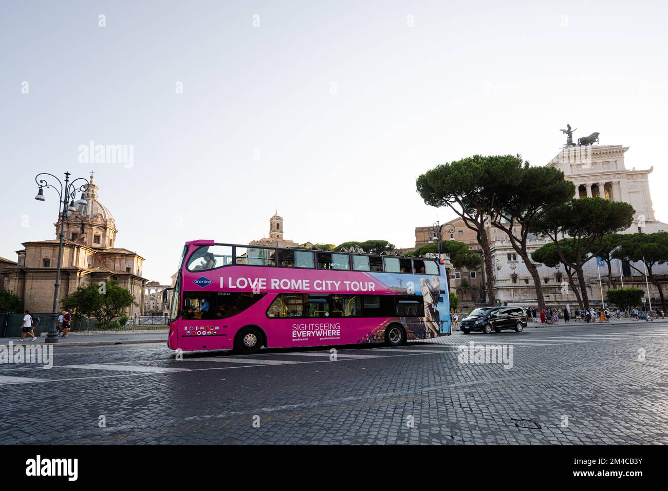 Roma, Italia - 27 luglio 2022: Io amo Roma ciziy tour bus. Sightseenig ovunque. Foto Stock