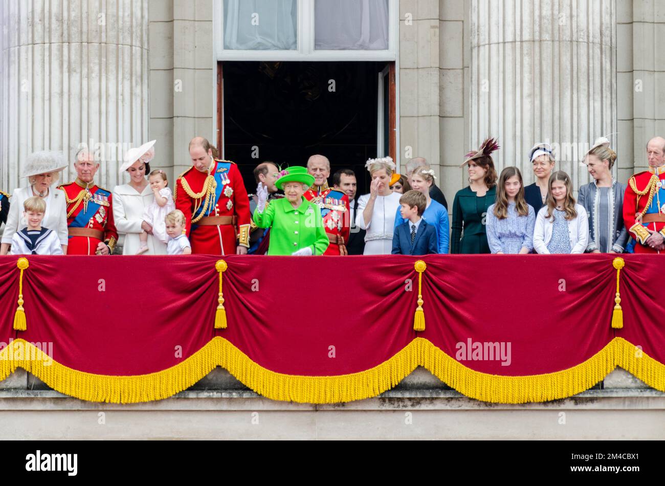 Famiglia reale estesa sul balcone di Buckingham Palace dopo aver Trooping The Colour & Flypast 2016. Catherine & Prince William con i bambini. Regina Foto Stock