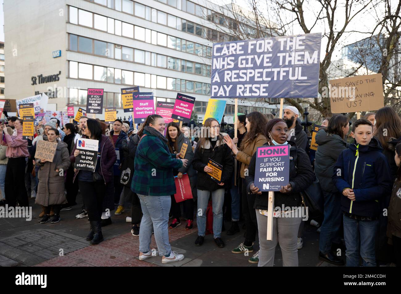 Londra, Regno Unito. 20th Dec, 2022. I manifestanti sono in possesso di cartelli che esprimono la loro opinione durante la manifestazione. Gli operatori sanitari del St Thomas' Hospital si uniscono al raduno in solidarietà con gli infermieri del Royal College of Nursing Union che hanno organizzato il secondo giorno di scioperi nazionali in disputa dell'aumento dello stipendio e delle condizioni di lavoro nel NHS con il governo del Regno Unito. Credit: SOPA Images Limited/Alamy Live News Foto Stock