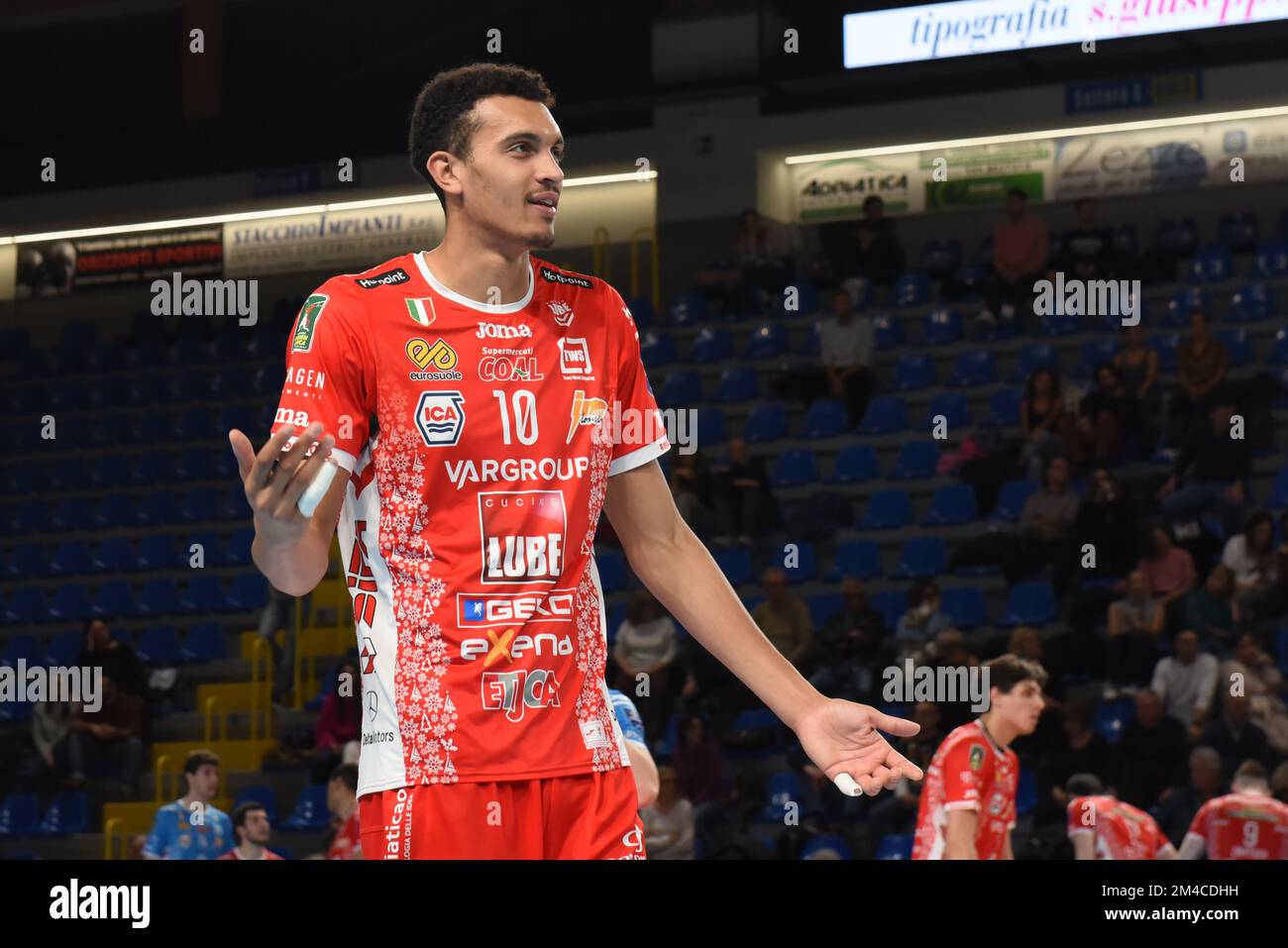 Eurosuole Forum, Civitanova Marche, Italia, 18 dicembre 2022, Barthelemy Chinenyeze #10 (Cucine Lube Civitanova) durante Cucine Lube Civitanova vs Gioiella Prisma Taranto - Volley Serie Italiana A Men Superleague Championship Foto Stock