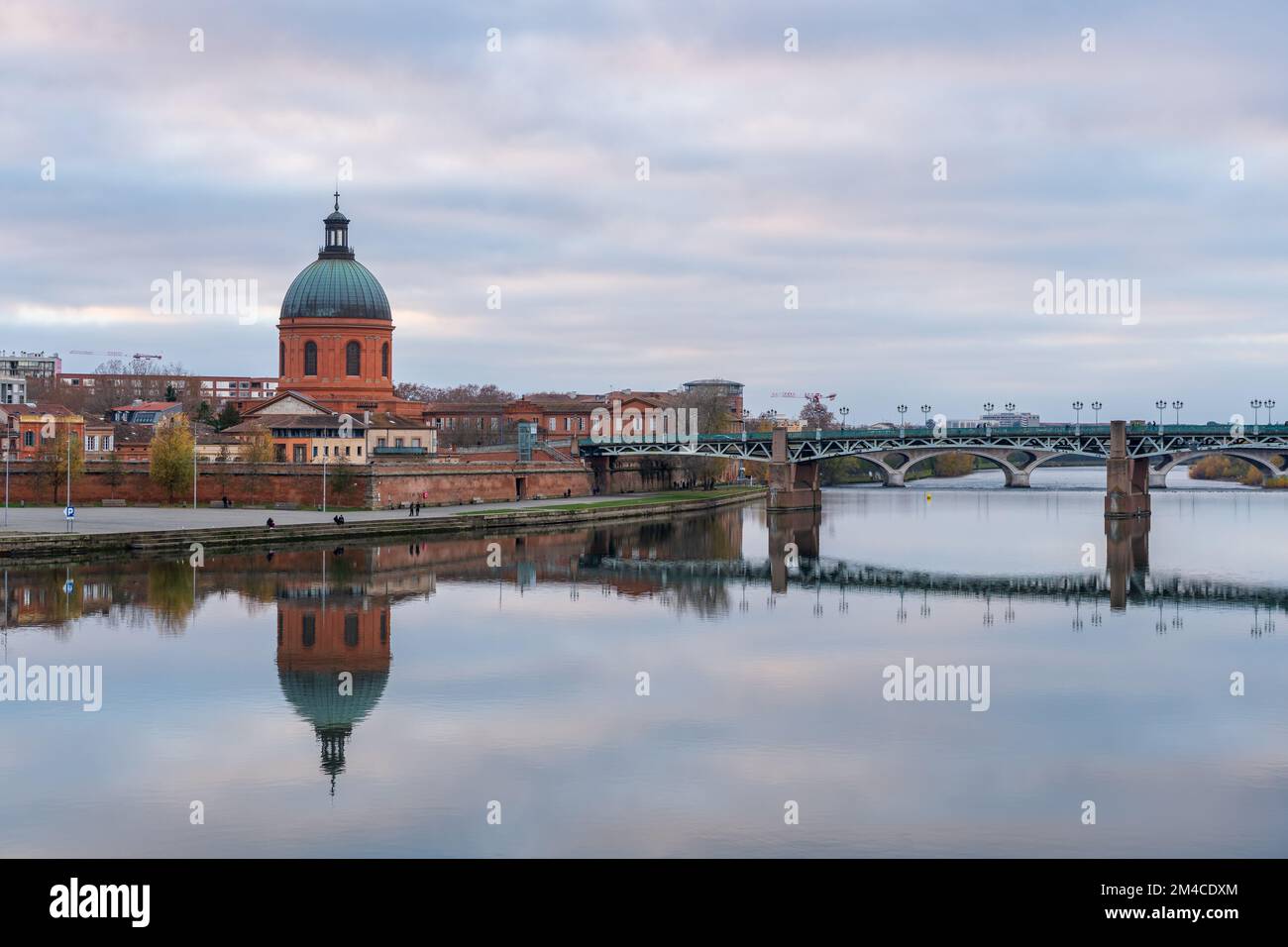 Vista panoramica della città sulla cupola della cappella di San Giuseppe de la grave e il ponte di San Pietro con riflessione nel fiume Garonna, Tolosa, Francia Foto Stock