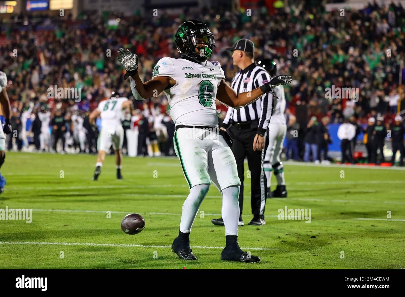 North Texas Mean Green Ikaika Ragsdale (6) segna un touchdown su una corsa di 1 iarde con 7:38 a sinistra nel 2nd ° trimestre per mettere il verde medio su 10-3 contro Foto Stock