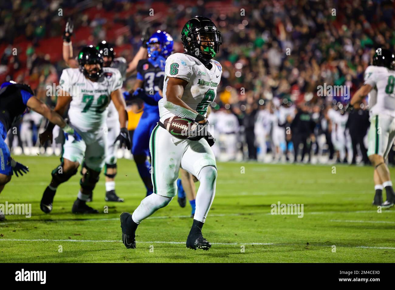 North Texas Mean Green Ikaika Ragsdale (6) segna un touchdown su una corsa di 1 iarde con 7:38 a sinistra nel 2nd ° trimestre per mettere il verde medio su 10-3 contro Foto Stock