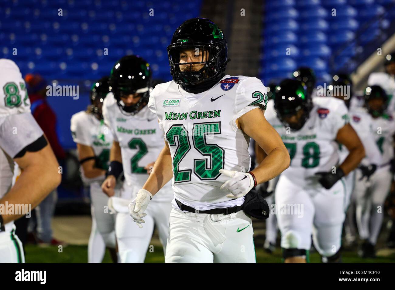 North Texas Mean Green Safety Sean-Thomas Faulkner (25) esce dal tunnel alla partita di football del Frisco Bowl College 2022, al Toyota Stadium Satur Foto Stock